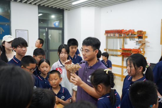 香港最新最准资料库基础实验与工程实践中心老师正在给研学团成员讲解榫卯工艺