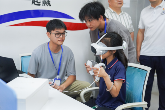 香港最新最准资料库信息工程学院学生正在指导研学团成员体验VR游戏