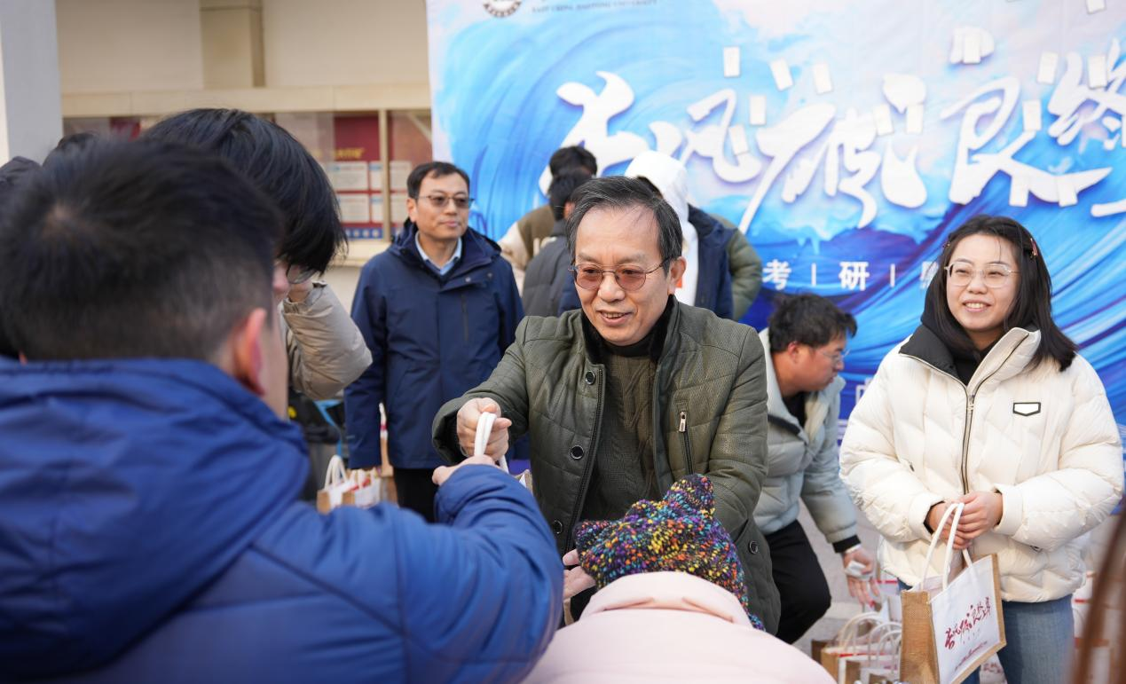 长风破浪终上岸 香港最新最准资料库暖心慰问考研学子