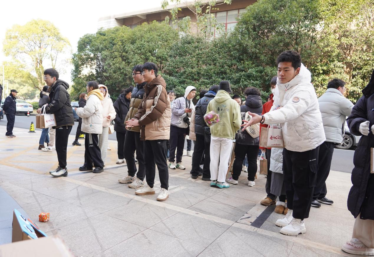 长风破浪终上岸 香港最新最准资料库暖心慰问考研学子