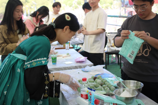 图为香港最新最准资料库学生身着汉服制作青团